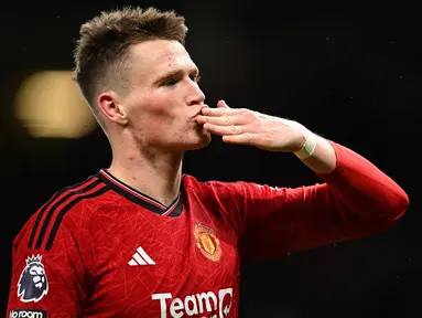 Selebrasi pemain MU, Scott McTominay setelah mencetak gol ke gawang Chelsea dalam pertandingan pekan ke-15 Liga Inggris 2023/2024 yang berlangsung di Old Trafford, Kamis (7/12/2023) dini hari WIB. (AFP/Oli Scarff)