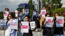 Koordinator Badan Pekerja KontraS, Dimas Bagus Arya, mengatakan bahwa peristiwa tersebut terjadi pada Kamis (12/3/2026) malam, sekitar pukul 23.00 WIB. Tampak dalam foto, para aktivis memegang poster selama demonstrasi untuk mendukung Wakil Koordinator KontraS, Andrie Yunus, yang disiram air keras oleh orang tak dikenal, Yogyakarta, 14 Maret 2026. (DEVI RAHMAN/AFP)