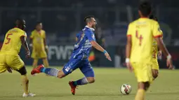 Ilija Spasojevic dijatuhkan pemain Sriwijaya FC yang menyebabkan pelanggaran yang berujung gol ke gawang Sriwijaya FC dalam Final Piala Presiden 2015 di Stadion Utama Gelora Bung Karno, Jakarta, Minggu (18/10/2015). (Bola.com/Vitalis Yogi Trisna)