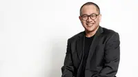 CEO DigiAsia Bios Alexander Rusli berpose saat sesi foto di kantor KLY, Jakarta, Senin (3/12). Alexander Rusli juga memberikan saran kepada milenial untuk lebih proaktif merealisasikan ide-idenya. (Liputan6.com/Herman Zakharia)