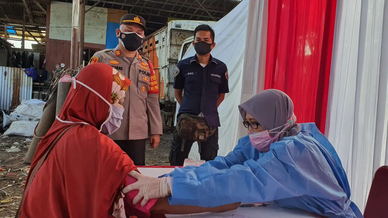 Vaksinasi Covid-19 di kawasan kumuh Kota Depok