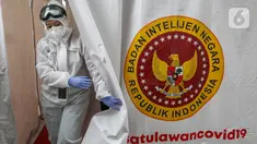 Tenaga medis keluar dari ruang isolasi saat rapid test dan swab test massal Badan Intelijen Negara (BIN) di lapangan Kecamatan Pamulang, Tangerang Selatan, Kamis (2/7/2020). BIN sediakan 1.000 rapid test karena wilayah Pamulang merupakan zona merah penyebaran Covid-19. (Liputan6.com/Fery Pradolo)