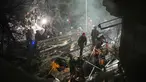 Pasukan keamanan Israel dan tim penyelamat melakukan upaya pencarian korban di tengah reruntuhan bangunan tempat tinggal yang dihantam rudal Iran di Haifa, Israel, Minggu, 5 April 2026. Rudal Iran menghantam sebuah bangunan tempat tinggal di Kota Haifa, Israel. (AP Photo/Ariel Schalit)