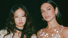 Kehadiran Dua Lipa dalam video musik ‘Handlebars’ semakin menambah daya tarik lagu yang dirilis pada 11 Maret 2025. Foto-foto di balik layar pembuatan video musik lagu tersebut menunjukkan keakraban Jennie dan Dua Lipa yang luar biasa. (Liputan6.com/IG/@dualipa)