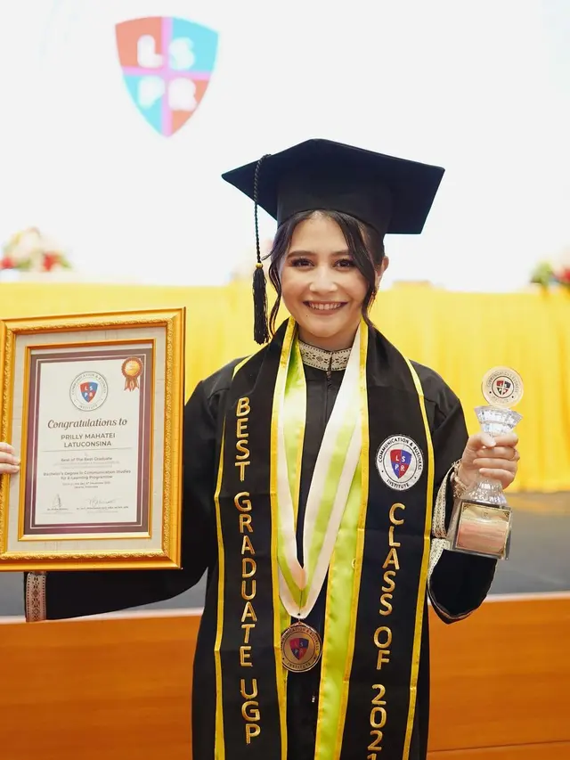 7 Momen Prilly Latuconsina Wisuda, Jadi Lulusan Terbaik