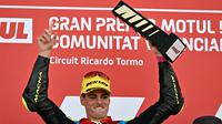 Fermin Aldeguer saat naik podium Moto2 Qatar 2024. (JAVIER SORIANO / AFP)