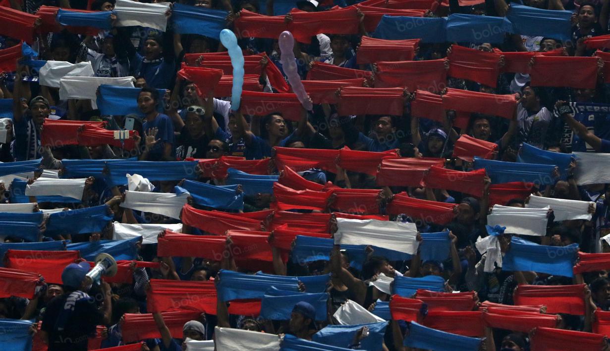 Koreografi biru, putih dan merah dari Bobotoh saat timnya melawan Persija Jakarta pada Torabika SC 2016 di Stadion Gelora Bandung Lauta Api, Bandung, Sabtu (16/7/2016). (Bola.com/Nicklas Hanoatubun)