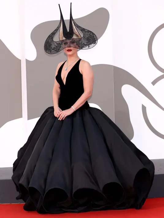 Sedangkan di momen Red Carpet, Lady Gaga mengenakan custom corset dengan tali dari beludru sutra. Korset ini membutuhkan waktu pengerjaan hingga 300 jam. [Foto: Document/Dior]