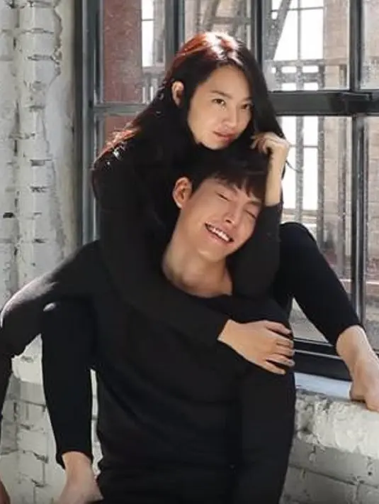 Seorang reporter lainnya tentang kemesraan Kim Woo Bin dan Shin Min Ah, walaupun mereka saat ini sedang mengalami masalah. (Foto: Soompi.com)