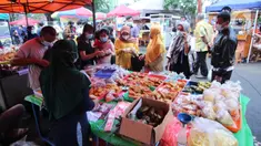 Pembeli memilih makanan untuk berbuka puasa (takjil) di kawasan Pasar Lama, Kota Tangerang, Selasa (20/4/2021). Bulan Ramadhan, membuat sejumlah pedagang takjil musiman bermunculan dan menawarkan aneka makanan dan minuman untuk umat Islam yang menjalankan puasa. (Liputan6.com/Angga Yuniar)
