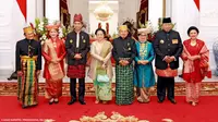 Presiden Jokowi berfoto bersama Wapres Jusuf Kalla, BJ Habibie, Susilo Bambang Yudhoyono, dan Megawati Soekarnoputri. (Agus Suparto/Presidential Palace)