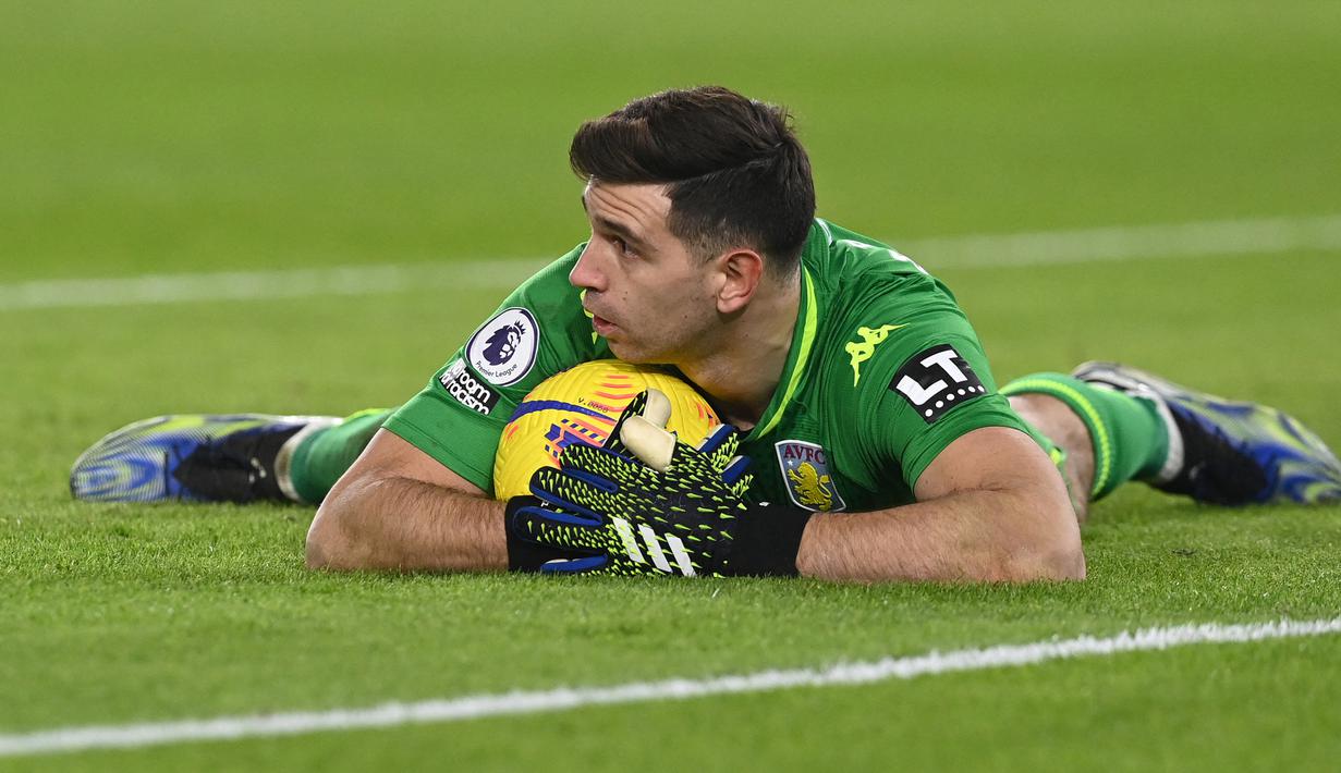 Emiliano Martinez. Kiper Aston Villa berusia 29 tahun ini merupakan satu-satunya kiper yang timnya tidak berlaga di ajang kompetisi Eropa. Namun berkat catatan 15 kali clean sheet di Premier League musim lalu, ia kini terpilih menjadi kiper nomor satu Timnas Argentina. (AFP/Pool/Neil Hall)
