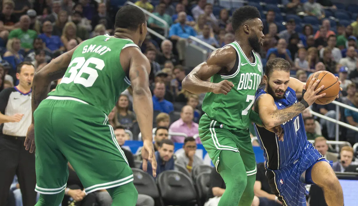 Pebasket Orlando Magic, Evan Fournier, menghindari penjagaan pebasket Boston Celtics, Jaylen Brown, pada laga NBA di Amway Center, Orlando, Minggu (5/11/2017). Magic kalah 88-104 dari Celtics. (AP/Willie J Allen Jr)