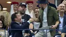 Pembawa acara sekaligus komedian Jimmy Fallon dan penyanyi Justin Timberlake berjabat tangan usai menirukan tarian Beyonce pada video klip Single Ladies saat menonton turnamen tenis Grand Slam AS Terbuka 2015, New York, Rabu (9/9). (REUTERS/Carlo Allegri)