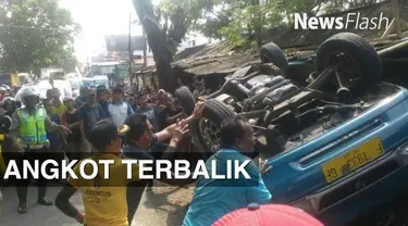 Sebuah angkutan kota (angkot) sarat penumpang terbalik di jalan Raya Leuwiliang-Jasinga, Bogor. Akibat kejadian itu, tiga orang yang merupakan satu keluarga meninggal di lokasi.