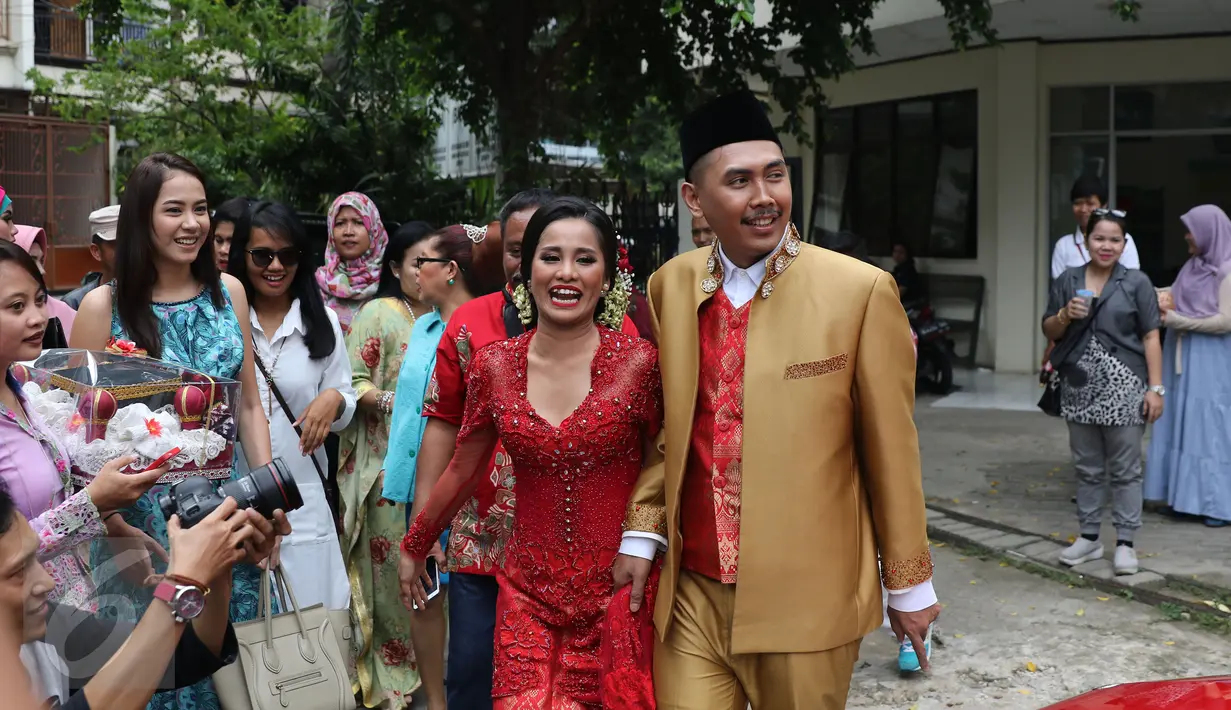 Pasangan pengantin baru, Chika Waode dan Ajie Pujien seusai proses akad nikah di KUA Gambir, Jakarta, Rabu (11/5). Pernikahan tersebut digelar secara sederhana dengan hanya dihadiri keluarga dan sahabat terdekat mempelai.  (Liputan6.com/Herman Zakharia)
