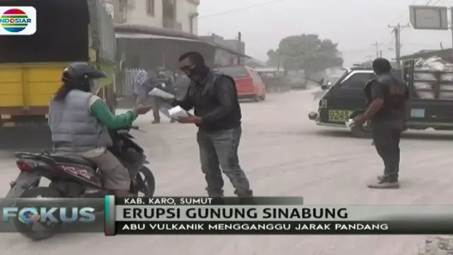 Petugas BPBD Karo membagikan sekitar 10 ribu masker di Simpang Empat, Kabupaten Karo.