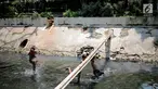 Sejumlah anak-anak bermain di kali menteng, Jakarta, Selasa (20/8/2019). Kurangnya lahan bermain membuat mereka terpaksa memanfaatkan kali menteng yang kotor sebagai tempat bermain. (Liputan6.com/Faizal Fanani)