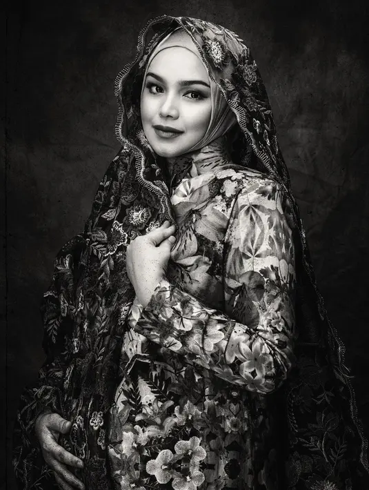 "Tiada niat untuk berdiam diri selama beberapa bulan ini namun saya dan suami berfikir, apabila tiba waktu yang sesuai, kami tetap akan berkongsi berita ini dengan semua,” ungkap perempuan Malaysia ini. (Instagram/ctdk)