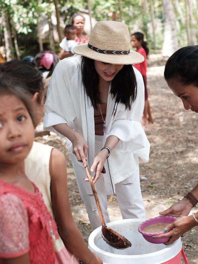 7 Potret Liburan Ririn Ekawati di Sumba, Bagi Vitamin Untuk Warga Setempat