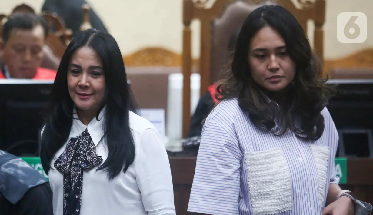 Istri Rafael Alun, Ernie Meike Torondek dan anak Rafael Alun, Angelina Embun Prasasya hadir sebagai saksi dalam sidang perkara dugaan penerimaan gratifikasi dan tindak pidana pencucian uang (TPPU) Rafael Alun di Pengadilan Tindak Pidana Korupsi (Tipikor), Jakarta, Rabu (8/11/2023). (Liputan6.com/Herman Zakharia)