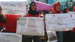 Puluhan mantan karyawan 7-Eleven berdemo menuntut pesangon saat melakukan aksi di Jakarta, Rabu (22/2). Mereka menuntut pesangon yang seharusnya dibayarkan sebelum 31 Desember 2017 lalu. (Liputan6.com/Angga Yuniar)