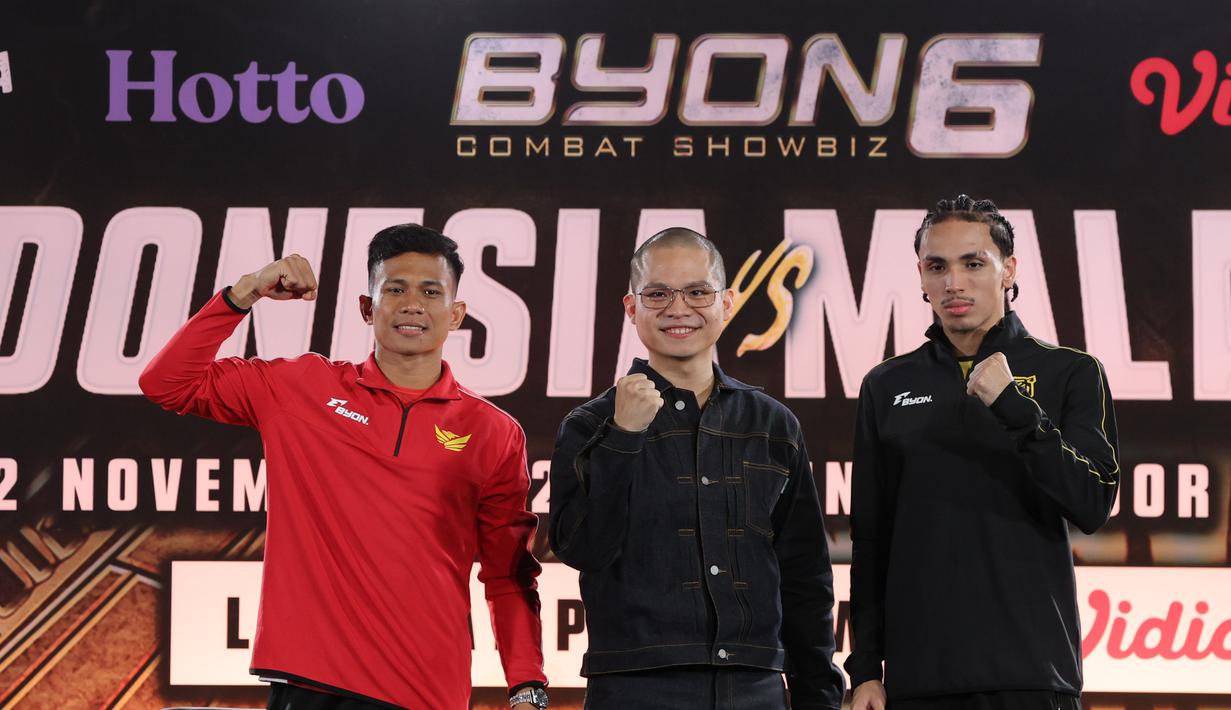 Petarung Mixed Martial Arts (MMA), Ronal Siahaan; CEO Byon Combat, Yoshua Marcellos; dan Putra Abdullah (kiri ke kanan) usai memberi keterangan terkait Byon Combat Showbiz Vol. 6 di Tennis Indoor, Senayan, Jumat (21/11/2025). 12 laga panas yang mencakup boxing, kickstriking, hingga perebutan sabuk ICB International Belt dan dua gelar WBA Asia bakal tersaji pada Byon Combat Showbiz Vol. 6: Indonesia vs Malaysia II. (Bola.com/M Iqbal Ichsan)