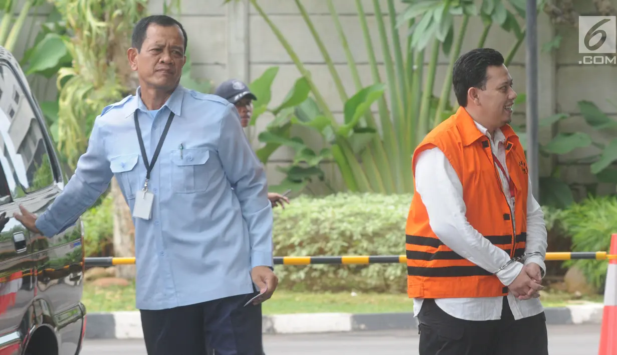 Bupati Cianjur nonaktif Irvan Rivano Muchtar  tiba di Gedung KPK, Jakarta, Senin(11/3). Irvan diperiksa untuk pelengkapan berkas kasus dugaan menerima suap anggaran pendidikan dari para kepala sekolah di kawasan Cianjur. (merdeka.com/Dwi Narwoko)