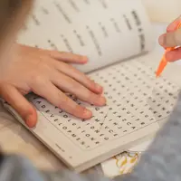 Cara yang tepat agar anak dapat menyelesaikan pekerjaan rumah dari sekolah tanpa paksaan (Foto: Erika Fletcher/Unsplash)