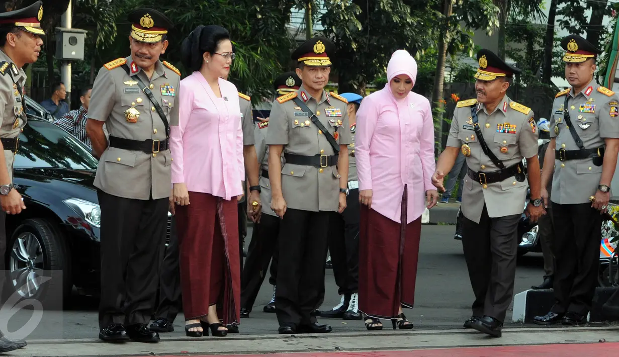 Jenderal Badrodin Haiti dan Jenderal Tito Karnavian, didampingi istri, tiba dalam upacara sertijab Kapolri di Stadion PTIK, Jakarta, Kamis (14/7). Badrodin resmi menyerahkan tongkat komando Kapolri kepada Tito. (Liputan6.com/Helmi Afandi)