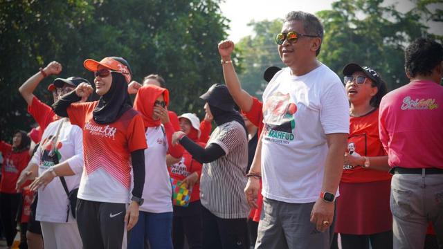 Istri capres nomor urut 3 Ganjar Pranowo, Siti Atikoh Supriyanti, bersama Sekretaris Jenderal DPP PDI Perjuangan (PDIP) Hasto Kristiyanto