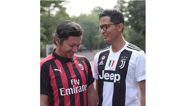 Meski berbeda dalam mendukung tim sepak bola, Gading dan Gibran tetap kompak.