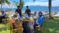 Sejumlah tokoh NU bersama Banyuwangi Ipuk Fiestiandani tampak menikmati panorama pantai Solong Banyuwangi yang letaknya tidak jauh dari pusat kota Banyuwangi.