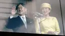 Kaisar Jepang Naruhito dan Permaisuri Masako menyapa simpatisan dalam penampilan perdananya ke publik di Istana Kekaisaran di Tokyo, Jepang (4/5/2019). Naruhito resmi menjadi penguasa monarki tertua dunia setelah sang ayah, Kaisar Akihito, resmi turun takhta. (AP Photo/Eugene Hoshiko)