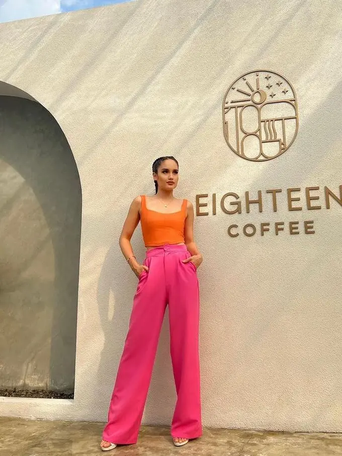 9 Potret Gaya Cinta Laura Tampil Cantik dan Stylish Jadi Cewek Kue