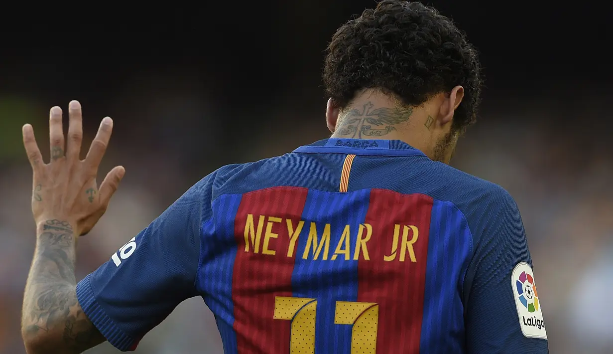 Pemain Brasil, Neymar saat ini diisukan akan meninggalkan Barcelona untuk bergabung dengan PSG musim 2017-2018. PSG santer dikabarkan bersedia mengaktifkan klausul pelepasan Neymar sebesar 222 juta euro. (AFP/Lluis Gene)