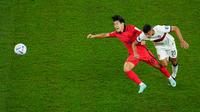 Pemain Portugal Matheus Nunes (kanan) dan pemain Korea Selatan Lee Kang-in bersaing memperebutkan bola pada pertandingan sepak bola Grup H Piala Dunia 2022 di Education City Stadium, Al Rayyan, Qatar, 2 Desember 2022. Korea Selatan melaju ke babak 16 besar Piala Dunia 2022 usai menaklukkan Portugal dengan skor 2-1. (AP Photo/Darko Bandic)