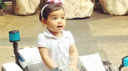 Siti Aafiyah kini sudah berumur 1 tahun. Lihat betapa lucu dan menggemaskan ketika Siti menaiki motor putih ini. (Liputan6.com/IG/@ctdk)