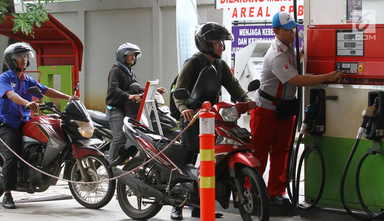 Pengendara antre untuk mengisi bahan bakar minyak (BBM) di SPBU Abdul Muis, Jakarta, Jumat (2/2). Kenaikan harga minyak dunia bisa turut berdampak kepada angka inflasi. (Liputan6.com/Angga Yuniar)