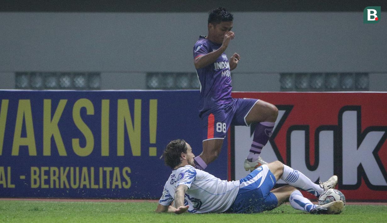 Irsyad Maulana. Pemain sayap berusia 28 tahun yang baru semusim membela Persita Tangerang ini total mencetak 5 gol musim ini di BRI Liga 1. Pemain yang sebelumnya memperkuat Semen Padang ini mempunyai dribel yang bagus dan akurat dalam melepaskan sepakan jarak jauh. (Bola.com/Bagaskara Lazuardi)