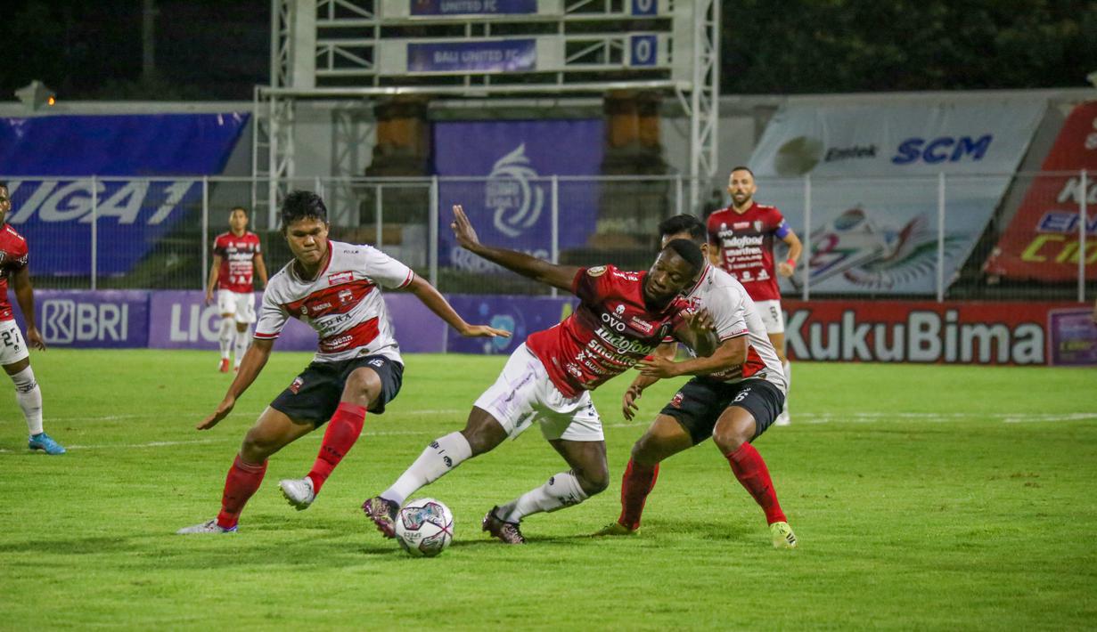 Penyerang sayap Bali United, Privat Mbarga. (Bola.com/Maheswara Putra)
