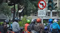 Pemprov DKI Jakarta merevisi aturan larangan sepeda motor melintas di Jalan MH Thamrim hingga Jalan Medan Merdeka Barat, Jakarta, Senin (6/4/2015). Pengendara sepeda motor diizinkan melintas mulai pukul 23.00 hingga 06.00 WIB. (Liputan6.com/Faizal Fanani)