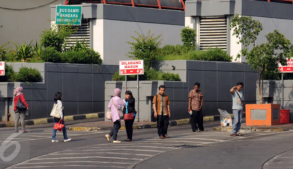 Sejumlah calon penumpang menunggu di luar Terminal Blok M Jakarta, Selasa (22/3/2015).Terminal Blok M terlihat lebih sepi akibat isu sejumlah aksi persatuan pengemudi angkutan darat yang menolak angkutan berbasis on-line. (Liputan6.com/Helmi Fithriansyah)