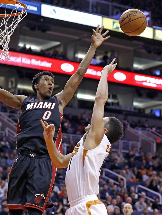 Pemain Miami Heat, Josh Richardson (0) menghadang tembakan pemain Phoenix Suns, Devin Booker pada laga NBA basketball game, (3/1/2017) di US Airways Center, Phoenix.  Suns menang 99-90. (AP/Ross D. Franklin)