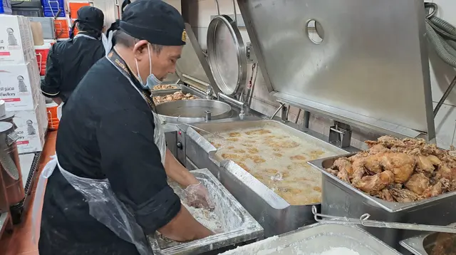 Sejumlah koki dan pekerja katering Golden Guest berpacu dengan waktu menyiapkan makanan untuk seluruh jemaah haji Indonesia yang mendarat di Bandara Jeddah. (Liputan6.com/Nafiysul Qodar)