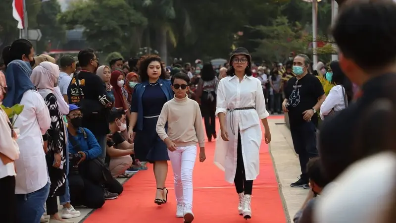 Sejumlah peserta meramaikan ajang fesyen Mejeng Nang Suroboyo. (surabaya.go.id)