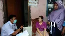 Petugas mendata warga di RT1-2/1 Kelurahan Cinere, Depok, Rabu (28/6/2019). Dinas Kesehatan Depok dan Puskesmas Cinere melakukan investigasi sumber penyakit dan sampel darah warga di kawasan ini terkait sudah lebih dari sepekan 12 warga terjangkit hepatitis A. (merdeka.com/Arie Basuki)