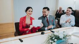 Untuk sementara, keduanya pun diketahui memutuskan menikah secara sipil terlebih dahulu di Swiss. Keduanya juga tak henti memerlihatkan senyum bahagia usai mendaftarkan pernikahannya di Swiss. (Liputan6.com/IG/@ayumaulida97)