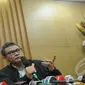 Deputi Pencegahan KPK, Johan Budi saat konferensi pers di Kantor KPK, Jakarta, Kamis (5/2/2015). (Liputan6.com/Herman Zakharia)