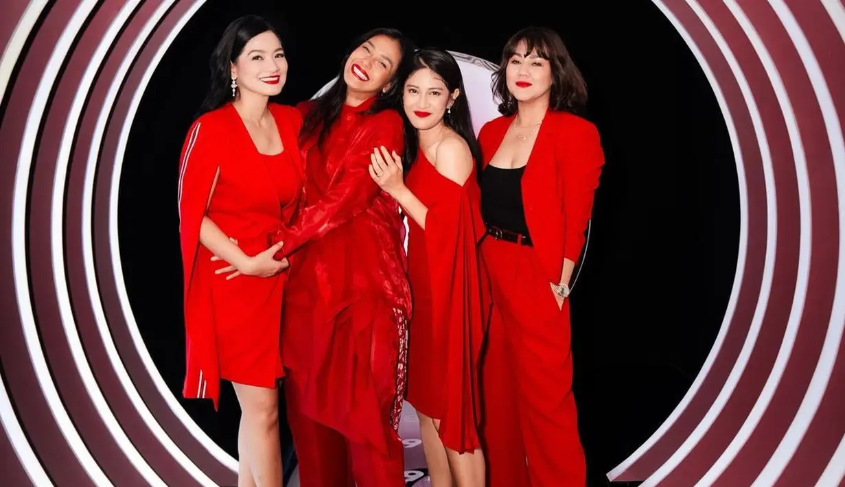 Sebaliknya, Titi Kamal dan Dian Sastro memakai gaun pendek. Keempat pemain film AADC tetap menawan dengan nuansa gaun merah merona. (Liputan6.com/IG/@titi_kamall)